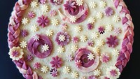 Deretan pie buatan baker Jerman, Karin Pfeiff-Boschek sangat menarik perhatian. Lihat saja, strawberry pie berbentuk bunga-bunga cantik. Foto: Instagram@karinpfeiffboschek