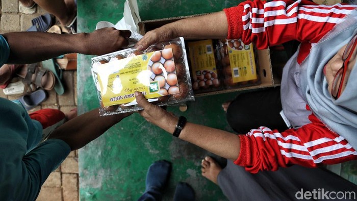 Warga ramai-ramai mendatangi RPTRA Budi Mulia di Pademangan, Jakarta Utara. Bukan tanpa alasan, kedatangan mereka untuk berburu sembako murah.