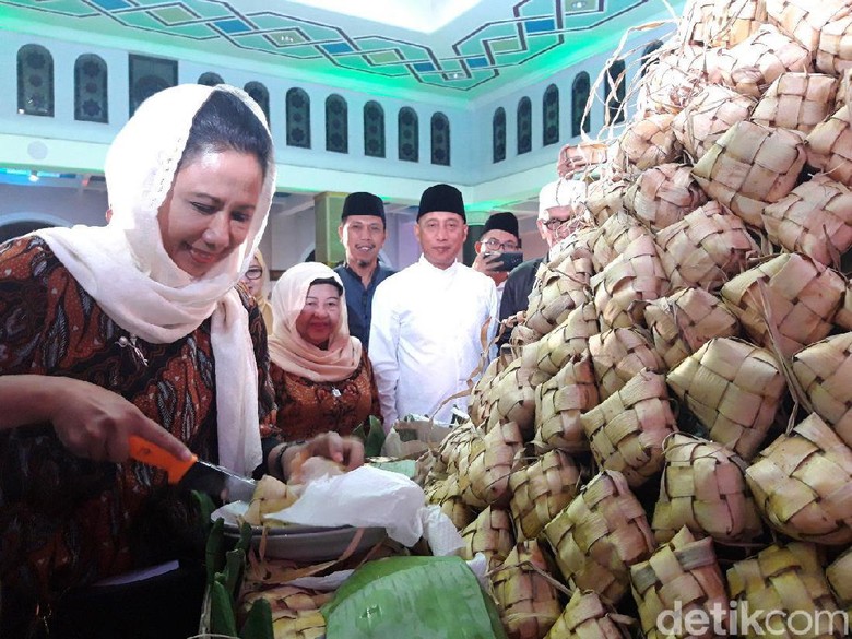 Menteri Rini Terharu Saat Diberi Kejutan Buku Perjalanan Hidupnya Menteri Rini Terharu Saat Diberi Kejutan Buku Perjalanan Hidupnya