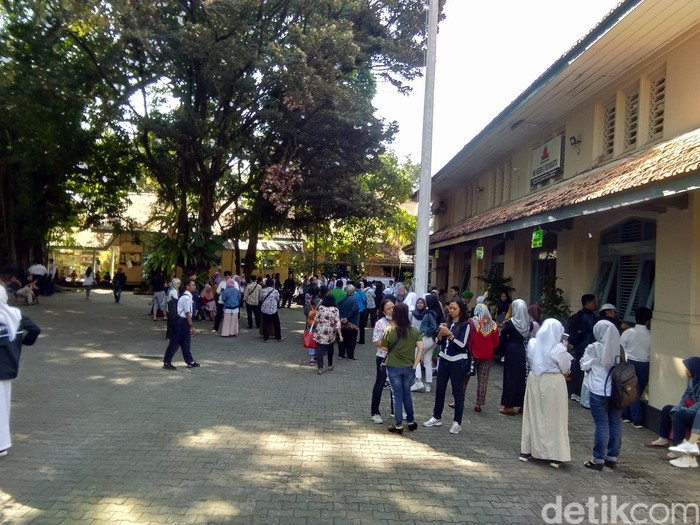 Antrean mengambil token di SMAN 3 Yogya, 20/6/2019