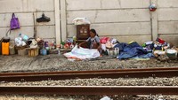 Wanita asal Brebes itu punya cita-cita untuk merubah kehidupannya menjadi lebih baik saat akan bertolak ke ibu kota. Namun, beratnya biaya hidup membuat ia dan keluarganya tinggal di bantaran rel kereta api.