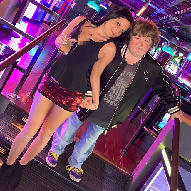 Mengetahui kekasihnya sering dituduh cewek matre, pengusaha restoran itu mengatakan bahwa Sarah merupakan wanita yang tulus. Sarah tidak penah minta uang. Dia justru membelikanku hadiah yang indah dan mengeluarkan banyak waktu dan uang untukku, ungkap Mason.   Foto: Instagram