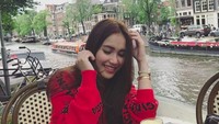 Bagaimana senyuman Ayu saat di Eropa, cantik kan? (ayutingting92/Instagram)