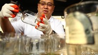 Botol-botol beling tersebut dibelah menjadi dua bagian untuk dijadikan tempat lampu dan lilin.