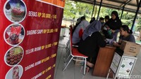 Beragam bahan makanan dijual dengan harga yang terjangkau, mulai dari beras, telur, hingga susu UHT.