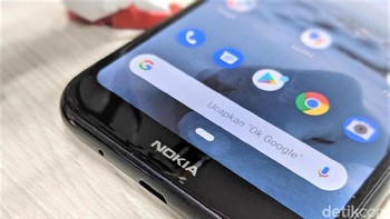 Bagian bawah terdapat bezel yang cukup tebal dan logo Nokia. Foto: Adi Fida Rahman/detikINET