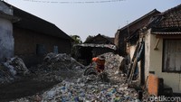 Seperti yang dikutip dari Reuters, pejabat Kementerian Lingkungan Hidup Sayid Muhadhar mengatakan, lima kontainer atau sekitar 100 ton limbah kini telah dikirim kembali ke Seattle dari kota Surabaya.