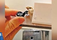 Horror! Pengunjung Temukan Kamera Pengintai di Kamar Pas Toko Uniqlo China