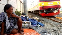 Meski tak layak huni, Darti dan keluarganya memilih tetap tinggal di bantaran rel kereta api karena faktor ekonomi yang sulit.