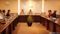 Rapat yang berlangsung sekitar 2 jam itu membahas anggaran pagu indikatif DPR 2020.