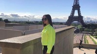 Dia pun berfoto dengan latar Menara Eiffel di Paris. (zaskia_gotix/Instagram)