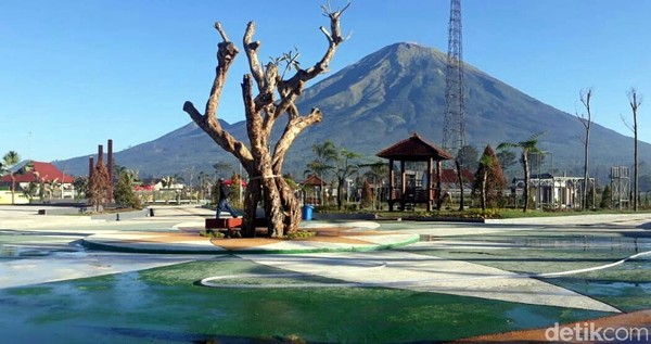 Di kaki Gunung Sindoro-Sumbing, ada tempat wisata baru bernama SinSu Taman Bermain dan Edukasi. Destinasi ini cocok untuk liburan sekolah bersama keluarga. (Uje Hartono/detikcom)