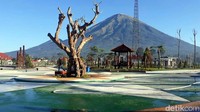 Di kaki Gunung Sindoro-Sumbing, ada tempat wisata baru bernama SinSu Taman Bermain dan Edukasi. Destinasi ini cocok untuk liburan sekolah bersama keluarga. (Uje Hartono/detikcom)