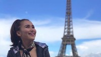 Pedangdut Ayu Tingting liburan ke Paris beberapa hari yang lalu. Hal ini diketahui dari postingan Instagramnya. (ayutingting92/Instagram)