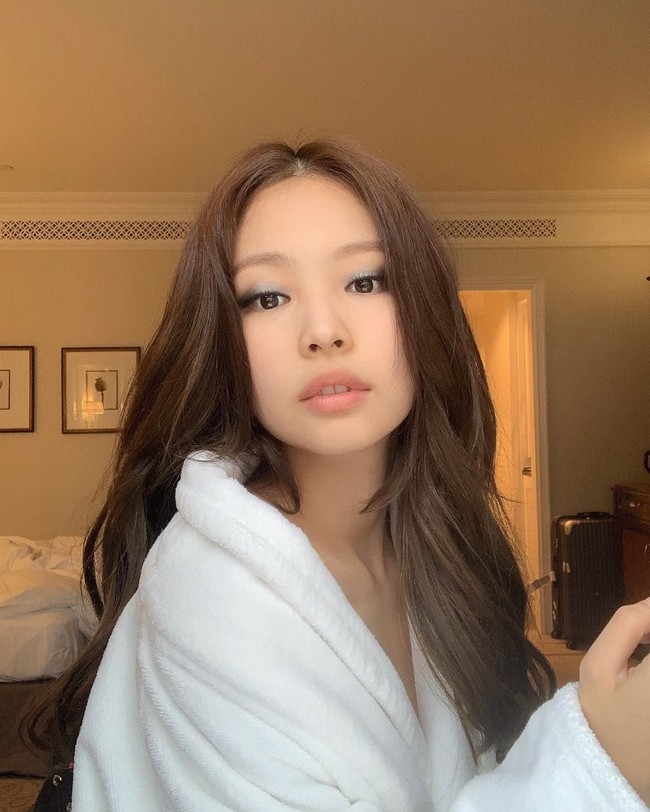 Nomor 8 ditempati Jennie Kim, personel girlband asal Korea Selatan BLACKPINK. Jennie dipilih oleh 524.044 netizen dalam polling yang diadakan mulai 4 Mei 2020 dan berakhir pada 22 Mei 2020 tersebut. Foto: Instagram/@jennierubyjane