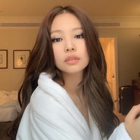 Nomor 8 ditempati Jennie Kim, personel girlband asal Korea Selatan BLACKPINK. Jennie dipilih oleh 524.044 netizen dalam polling yang diadakan mulai 4 Mei 2020 dan berakhir pada 22 Mei 2020 tersebut. Foto: Instagram/@jennierubyjane