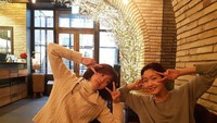 Keseruannya kali ini hadir di sebuah kafe nyaman. Di sana ada si cantik Shin Hyun Bin. Foto: Instagram ggonekim