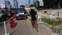 Sejumlah pekerja sibuk mengerjakan proyek revitalisasi trotoar di kawasan Halte Tosari, Jakarta, Kamis (20/6/2019).