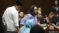 Satu per satu para saksi memberikan kesaksian di hadapan hakim konstitusi.