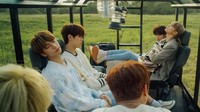 Dalam video itu mereka tampak berkeliling di dunia misterius.  Foto: Dok. YouTube/jypentertainment