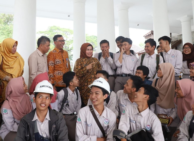 Pemkab Serang Beri Beasiswa Universitas Negeri untuk Warga Miskin Pemkab Serang Beri Beasiswa Universitas Negeri untuk Warga Miskin