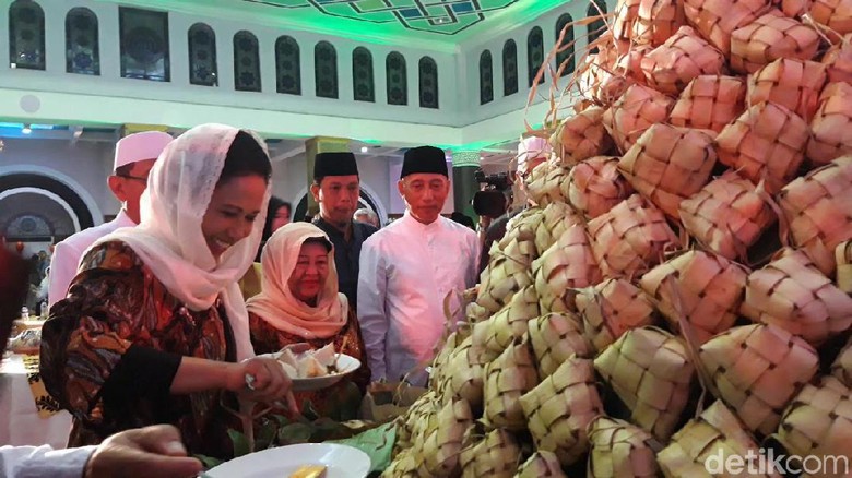 Menteri Rini Minta Doa Kiai Agar Jokowi Jadi Presiden Lagi Menteri Rini Minta Doa Kiai Agar Jokowi Jadi Presiden Lagi