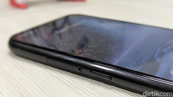 Nokia 4.2 punya tombol khusus untuk mengaktifkan Google Assistant. Posisinya ada di sisi kiri bodi. Foto: Adi Fida Rahman/detikINET