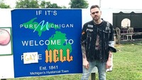 Elijah Daniel membeli sebuah kota dan mengubah namanya menjadi Gay Hell. Hal itu dilakukan untuk memprotes kebijakan Presiden Donald Trump terhadap kaum LGBT. Foto: Dok. Twitter
