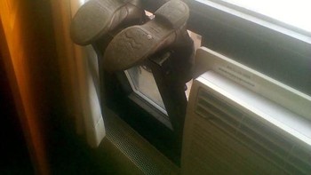 Cara temenku saat mengeringkan sepatunya, membuat saya sedikit takut melihatnya. (Foto: Boredpanda)