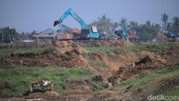 Pantauan detikFinance, Kamis (20/6/2019) sejumlah alat berat sedang melakukan pengerukan tanah dan tanah tersebut diangkat oleh truk pengangkut tanah.