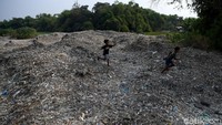 Indonesia diperkirakan menerima sedikitnya 300 kontainer yang sebagian besar menuju ke Jawa Timur setiap harinya.