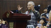 Untuk diketahui, situng bukan merupakan penghitungan resmi dari KPU. Seperti yang disampaikan sebelumnya, situng menampilkan hasil pindai formulir C1 dan bukan hasil rekapitulasi suara. Penghitungan resmi KPU dilakukan secara manual berjenjang dari tingkat TPS hingga nasional. Data penghitungan manual berjenjang inilah yang kemudian ditetapkan oleh KPU. 