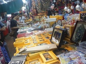 Foto: Belanja Oleh-oleh Murah di Wat Arun