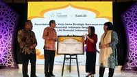 Presiden Direktur Sun Life Financial Indonesia Elin Waty (kedua kanan) berbincang dengan Chief Partnership Distribution Danning Wikanti (dari kanan), Chief Executive Officer PT Bank Muamalat Indonesia Achmad Kusna Permana dan Retail Banking Director Purnomo B. Soetadi, usai penandatanganan kerja sama di Jakarta, Rabu (19/6/2019). 