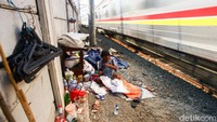 Darti terbilang telah cukup lama memilih tinggal di bantaran rel kereta api di kawasan Jakarta. Hal itu membuatnya terbiasa beraktivitas saat KRL hilir mudik melintas di sampingnya.