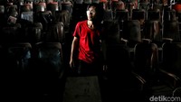 Mantan proyeksionis pemutar roll film proyektor analog Danny Mulyana mengoperasikan proyektor film di salah satu bekas gedung Grand Theater Mulia Agung, Senen, Jakarta Pusat, Kamis (20/6/2019).