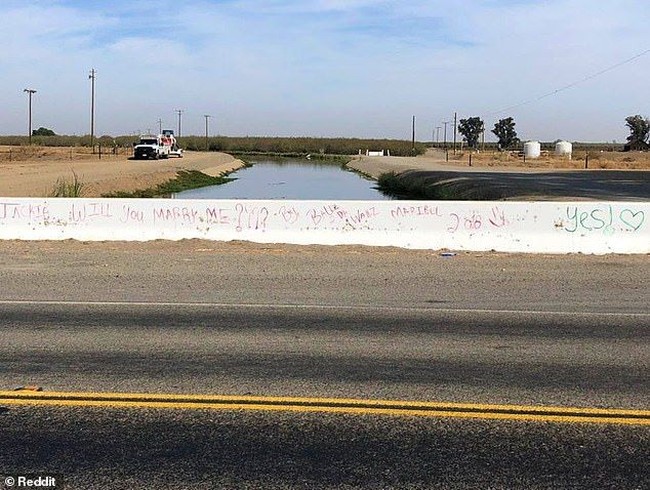 Menulis pesan di tembok mungkin bisa jadi romantis. Tapi pastikan tembok yang kamu pakai harus kosong, jangan terlalu banyak coretan yang malah jadi susah dibaca. Foto: ist