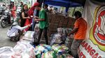 Semringah, Warga Berburu Sembako Murah di Pademangan