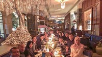 Menghadiri acara ulang tahun kerabatnya, Lisya kompak datang bersama Tommy. Kira-kira mereka menikmati makanan apa ya? Foto: Instagram lisyanurrahmii