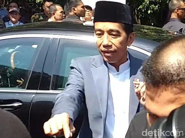 Reaksi Warga Saat Jokowi Hadiri Pernikahan Putri Rais Aam PBNU di Surabaya Reaksi Warga Saat Jokowi Hadiri Pernikahan Putri Rais Aam PBNU di Surabaya