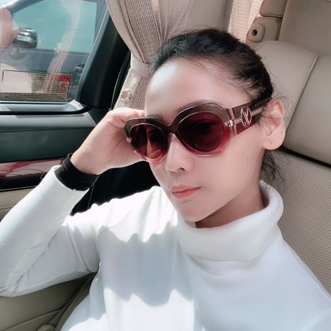 Kacamata Inul berikut ini dari label Louis Vuitton dengan nama Paris Texas Sunglasses dan dibanderol US$ 685 atau Rp 9,7 juta di situsnya. Foto: Instagram