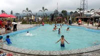 Kolam renang ini tentu jadi favorit anak-anak. Dijamin anak Anda akan betah main air di sini. (Uje Hartono/detikcom)