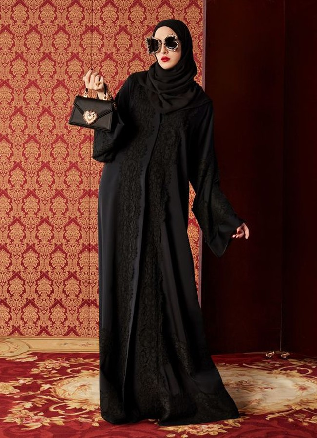 Abaya hitam ini cocok untuk kamu yang ingin tampil ke berbagai acara formal atau nonformal lho! Foto: Dok. Harpers Bazzar Arabia