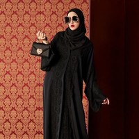 Abaya hitam ini cocok untuk kamu yang ingin tampil ke berbagai acara formal atau nonformal lho! Foto: Dok. Harpers Bazzar Arabia