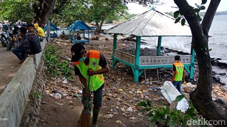Foto: Pantai Lakey, Pantai Wadu Jado dan Pantai Hodo Kempo dipenuhi oleh sampah (Faruk Nickyrawi/detikcom) Foto: Pantai Lakey, Pantai Wadu Jado dan Pantai Hodo Kempo dipenuhi oleh sampah (Faruk Nickyrawi/detikcom)