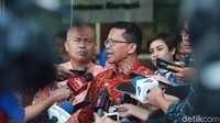 Menurut Heni, fasilitas di dalam rutan seperti tempat tidur dan kamar mandi sangat bagus. Ia pun lalu membandingkan dengan kondisi rutan di tempat lain. Ia menyebut banyak rutan yang mengalami overkapasitas.