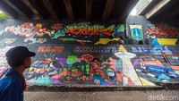Hal menarik lainnya, mural tersebut juga dihias dengan tulisan Maju Kotanya Bahagia Warganya yang dipopulerkan oleh Gubernur DKI Jakarta Anies Baswedan.