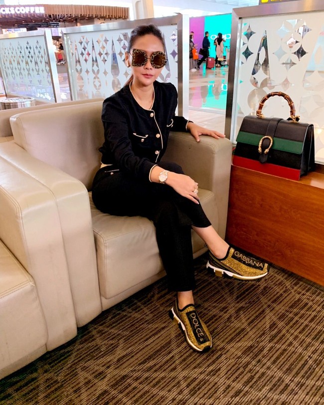 Kacamata statement milik Inul satu ini datang dari label Dolce & Gabbana. Kacamata DG Glitter ini dijual 950 euro atau Rp 15 jutaan. Foto: Instagram