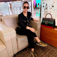 Kacamata statement milik Inul satu ini datang dari label Dolce & Gabbana. Kacamata DG Glitter ini dijual 950 euro atau Rp 15 jutaan. Foto: Instagram