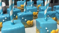 Nah kalau si kecil ingin mengadakan pesta, coba sajikan marshmallow mungil dengan tema ocean. Ikan kecil yang ada di permukaan marshmallow ini siap memeriahkan pesta. Foto: instagram @toasted.mallow